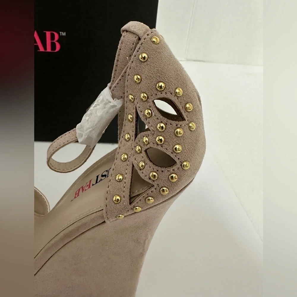 NIB JustFab Clea Nude Studded Cutout Wedge Heels Sandals Size 8.5 Platform Shoes